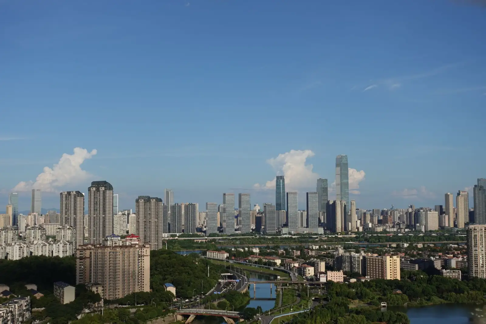 2025年餐饮门店扩张策略趋势：区域布局与标准化管理要点