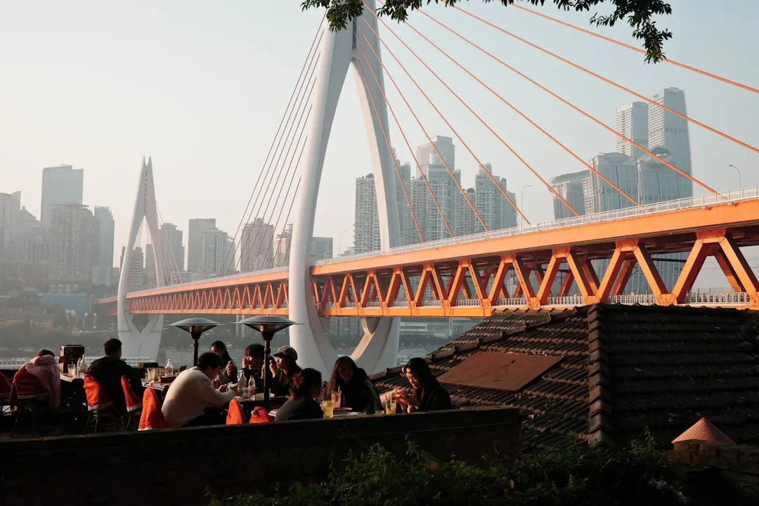 2024年餐饮门店扩张策略对比：直营模式与加盟体系的投资回报评估