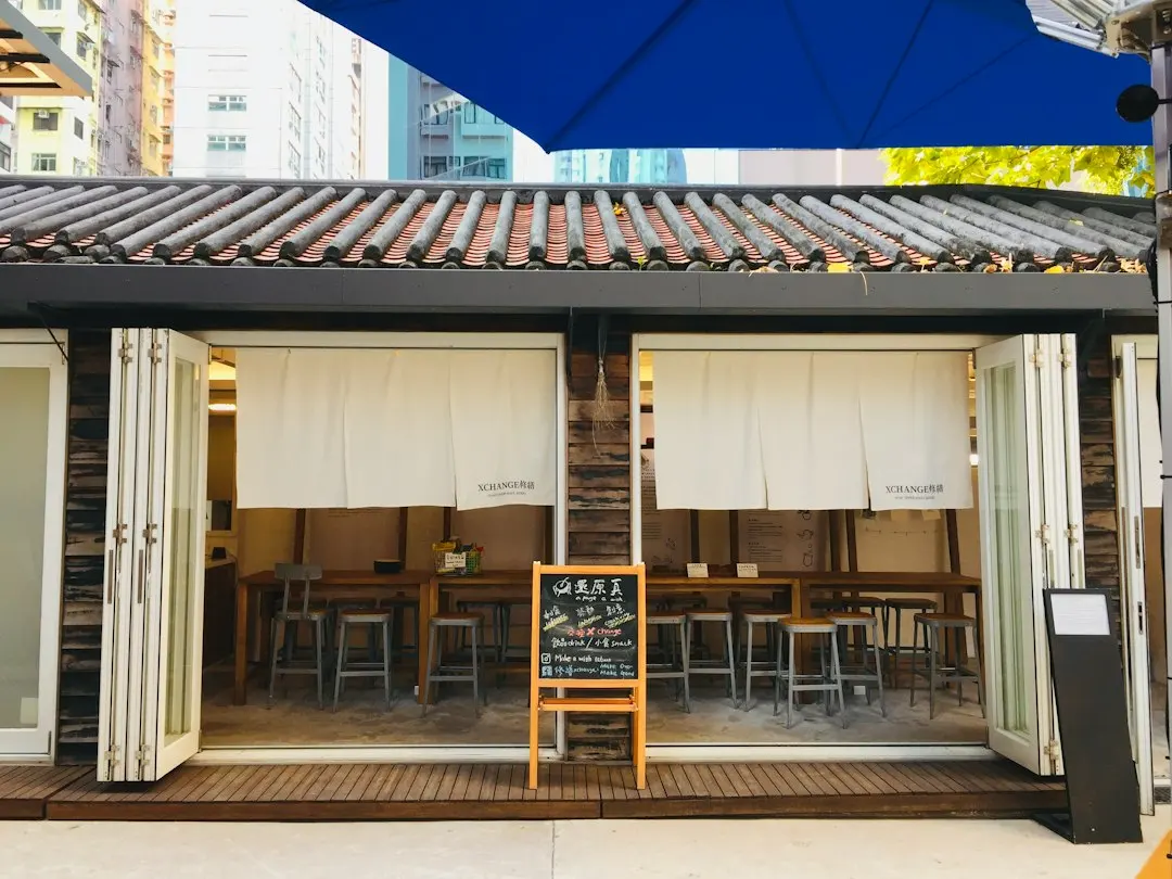 2024年餐饮门店扩张策略对比：直营与加盟模式的投资评估分析